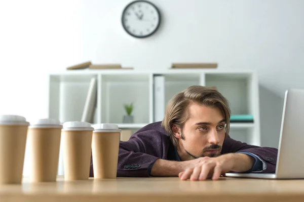 Moe zakenman liggend op tafel — Stockfoto