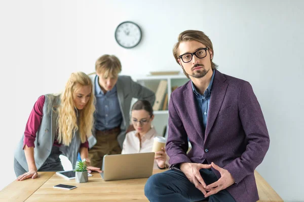 Líder del equipo sentado en la mesa — Foto de Stock