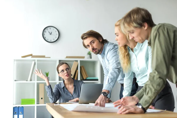 Collega's op kantoor bijeenkomst benadrukt — Stockfoto