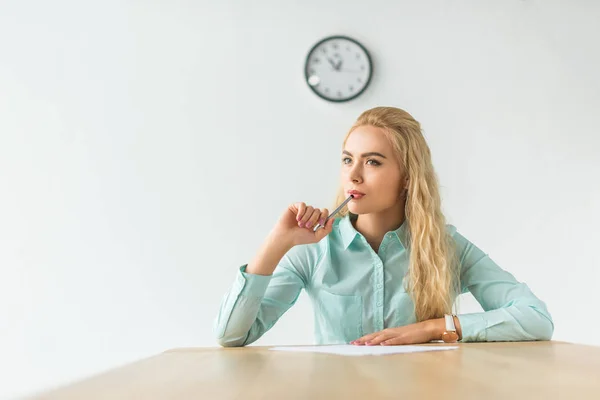 Tankeväckande affärskvinna — Stockfoto