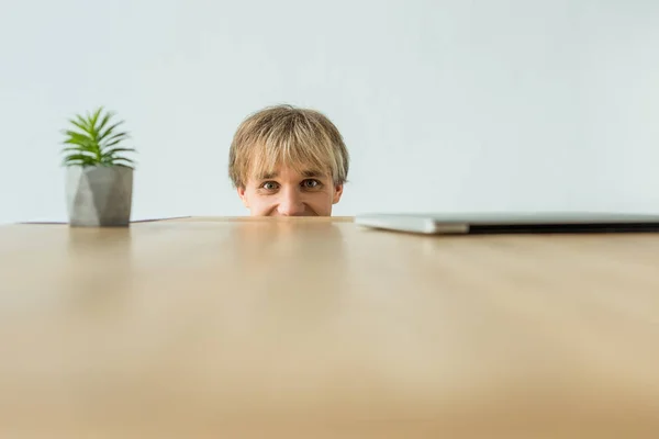 Hombre mirando desde la mesa — Foto de stock gratis