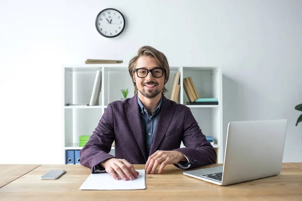 Hombre de negocios sonriente — Foto de Stock