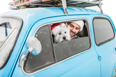 adam köpek ve Noel hediyeleri arabaya