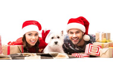 köpek ve Noel hediye ile genç Çift