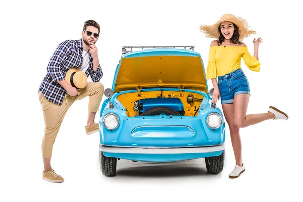 Couple avec bagages debout en voiture — Photo