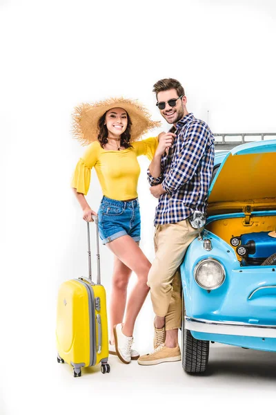 Travelers with luggage standing by car — Stock Photo, Image