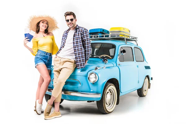 Tourists standing by car — Stock Photo, Image