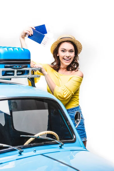 Mujer con entradas al lado de coche de época —  Fotos de Stock