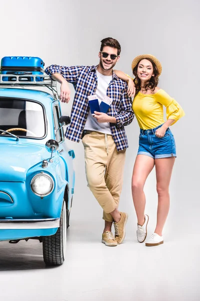 Voyageurs debout à côté de la voiture — Photo