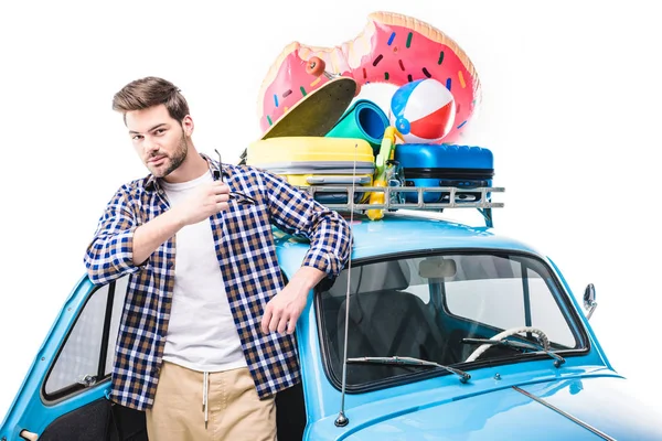 Hombre con equipaje en coche ruff — Foto de Stock