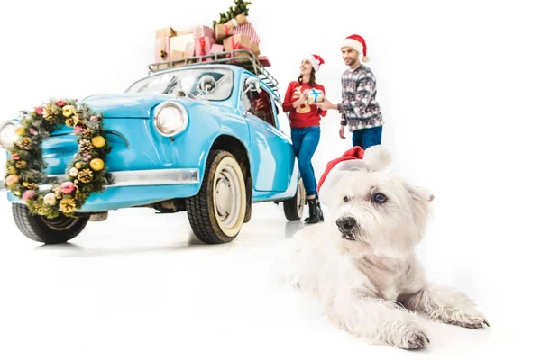 Coppia con regali di Natale sul tetto dell'auto — Foto Stock