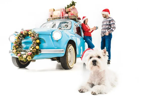 Frau teilt Weihnachtsgeschenk an Mann — Stockfoto