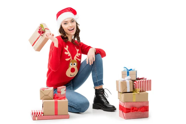 妇女坐在地板上与圣诞节礼物 — 免费的图库照片