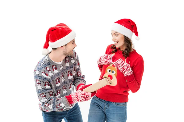 Hombre dando regalo de Navidad a la mujer — Foto de Stock