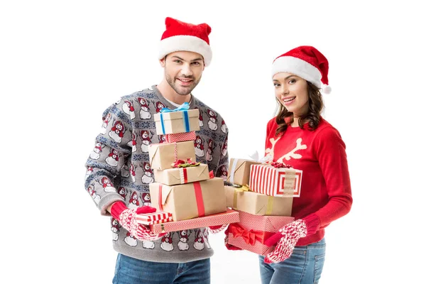 Pareja joven sosteniendo regalos de Navidad —  Fotos de Stock