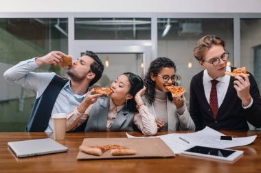 ofiste pizza yemek neşeli çok ırklı iş adamları