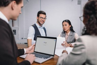 çok ırklı iş takım belgeler ve google web sitesi ile dizüstü bilgisayar