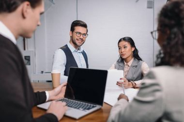 belgeler ve office içinde laptop tasarım çok ırklı iş grubunda