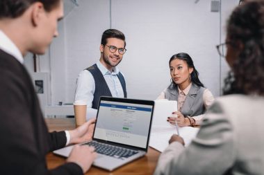 çok ırklı iş takım belgeleri ve Web sitesi facebook ile dizüstü bilgisayar ile