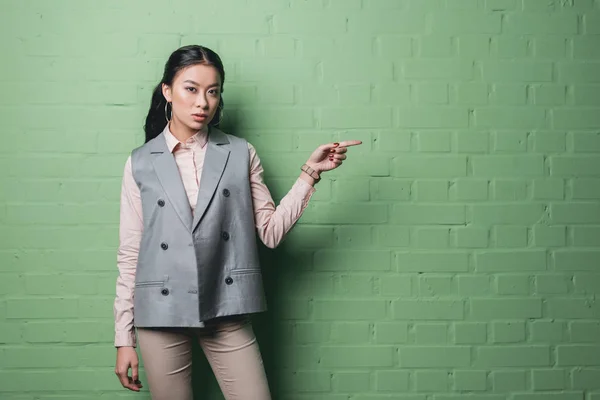 Pointing asian businesswoman — Free Stock Photo