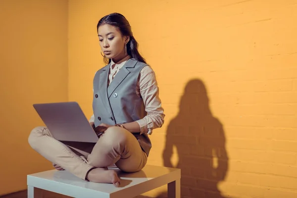 Businesswoman working with laptop — Stock Photo, Image