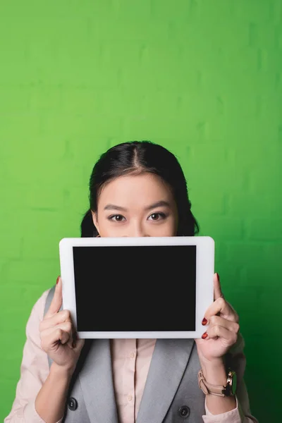 Mujer con tablet digital — Foto de Stock