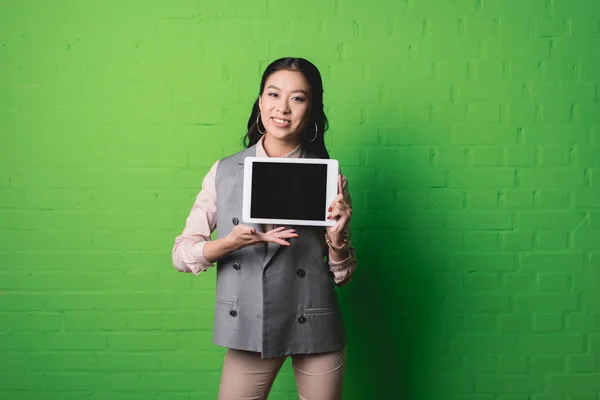 Businesswoman presenting digital tablet — Free Stock Photo