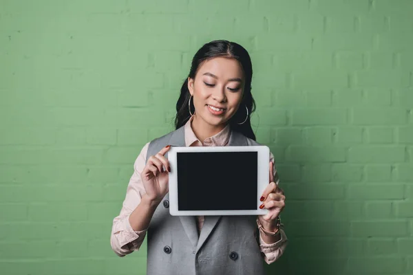 Mujer de negocios asiática con tableta — Foto de Stock