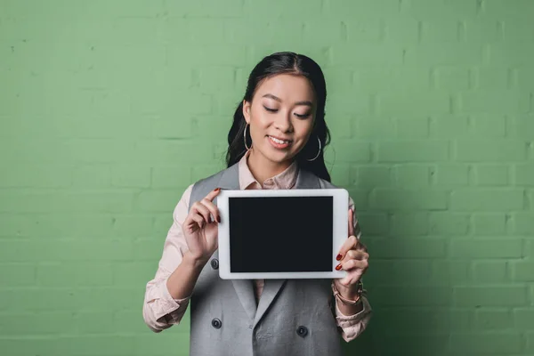 Asiatiska affärskvinna med tablett — Stockfoto