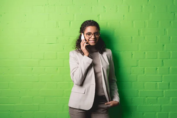 Mujer Negocios Afroamericana Hablando Teléfono Inteligente Frente Pared Verde — Foto de Stock