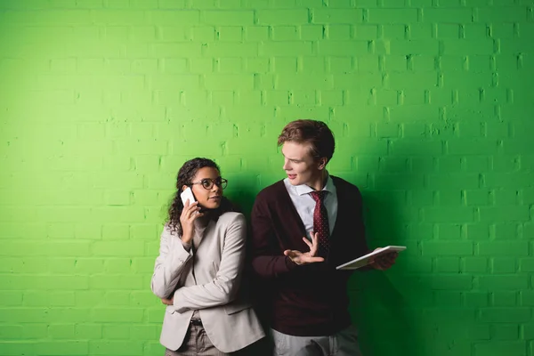 Multiethnic Businesspeople Using Digital Tablet Smartphone Front Green Wall — Stock Photo, Image