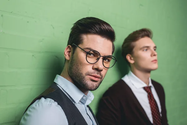 Homens Bonitos Jovens Frente Parede Verde — Fotografia de Stock