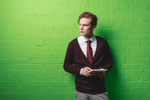 Молодий Бізнесмен Цифровим Планшетом Перед Зеленою Стіною — стокове фото