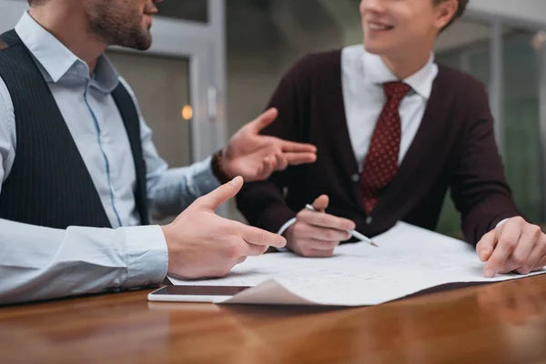 Vue Recadrée Des Hommes Affaires Travaillant Ensemble Avec Plan Dans — Photo