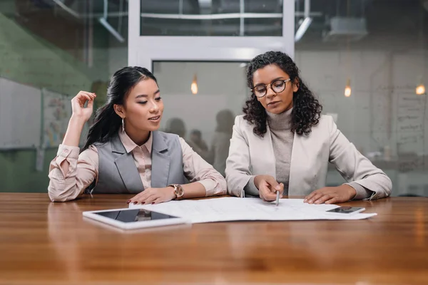 Empresarias Multiétnicas Que Trabajan Con Documentos Tabletas Digitales Oficina — Foto de Stock