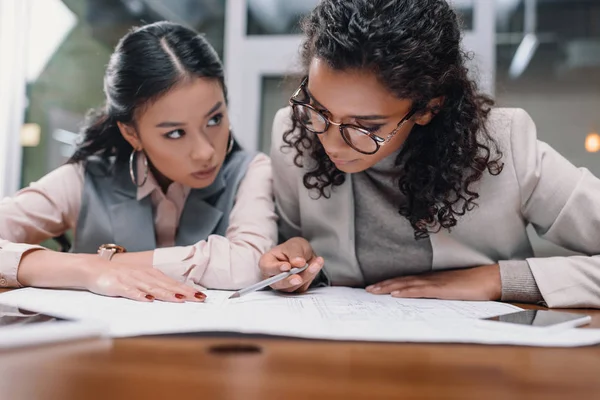 Concentrated Multiethnic Businesswomen Working Documents Office — Stock Photo, Image