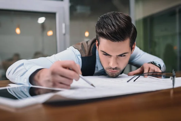 Hombre Negocios Adulto Que Trabaja Con Plano Oficina — Foto de Stock