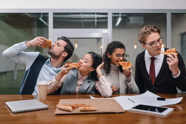 Empresários Multiétnicos Alegres Que Comem Pizza Escritório — Fotografia de Stock