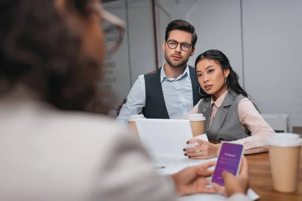 Multiethnische Geschäftsleute Arbeiten Mit Tablet Und Smartphone Mit Gerät Zusammen — Stockfoto