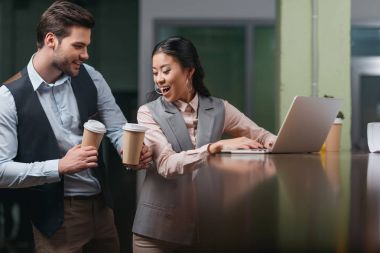 laptop ile çalışma ve ofiste kahve içme çok kültürlü iş adamları