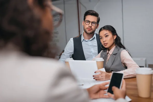 Empresarios Multiétnicos Que Trabajan Juntos Con Tabletas Teléfonos Inteligentes — Foto de stock gratis