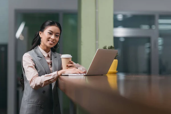 Jovem Sorrindo Asiático Empresária Com Café Trabalhando Com Laptop Escritório — Fotografia de Stock