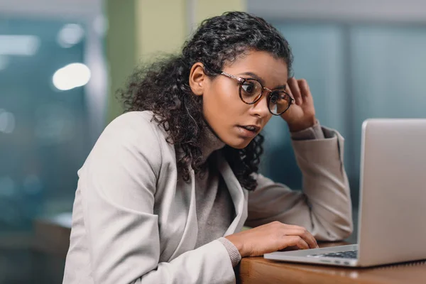 Young African American Businesswoman Eyeglasses Working Laptop — Stock Photo, Image