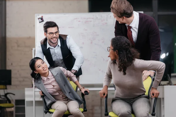 Multiethnische Geschäftsleute Und Geschäftsfrauen Haben Spaß Mit Drehstühlen Büro — Stockfoto