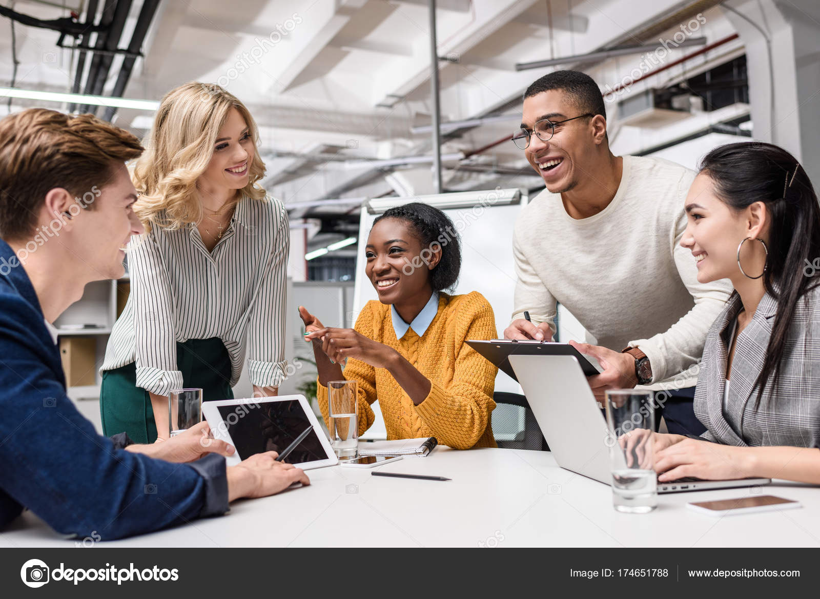 Чернокожий бизнесмен. Managers are work. Managers are work. Американский офис люди. Managers are work.