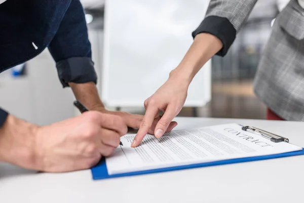 Primer Plano Hombre Negocios Firmar Contrato Mientras Que Gerencia Apuntando — Foto de Stock