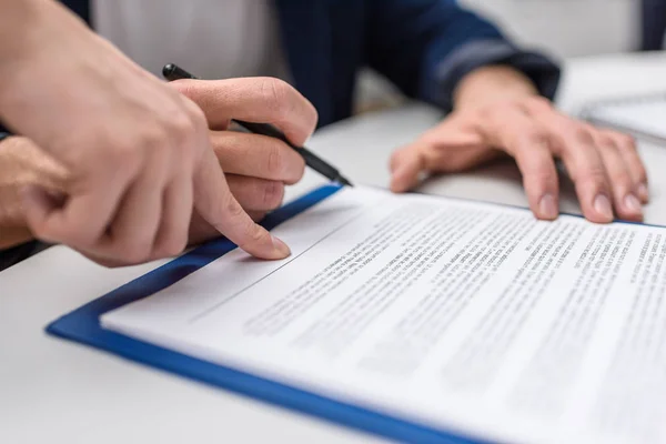 Schnappschuss Vom Kunden Bei Vertragsunterzeichnung Während Die Managerin Darauf Zeigt — Stockfoto