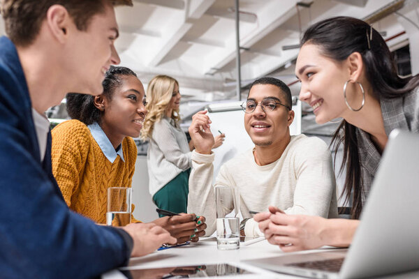 группа молодых деловых партнеров, работающих вместе в конференц-зале
