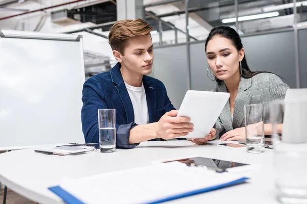 Jonge Zakenpartners Kijken Naar Tablet Bij Congreshal Moderne Kantoren — Stockfoto