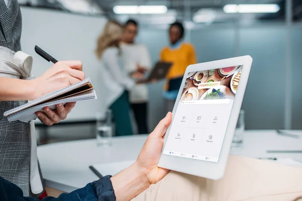 Empresário Segurando Tablet Com Aplicativo Forsquare Tela Escritório Moderno Enquanto — Fotografia de Stock
